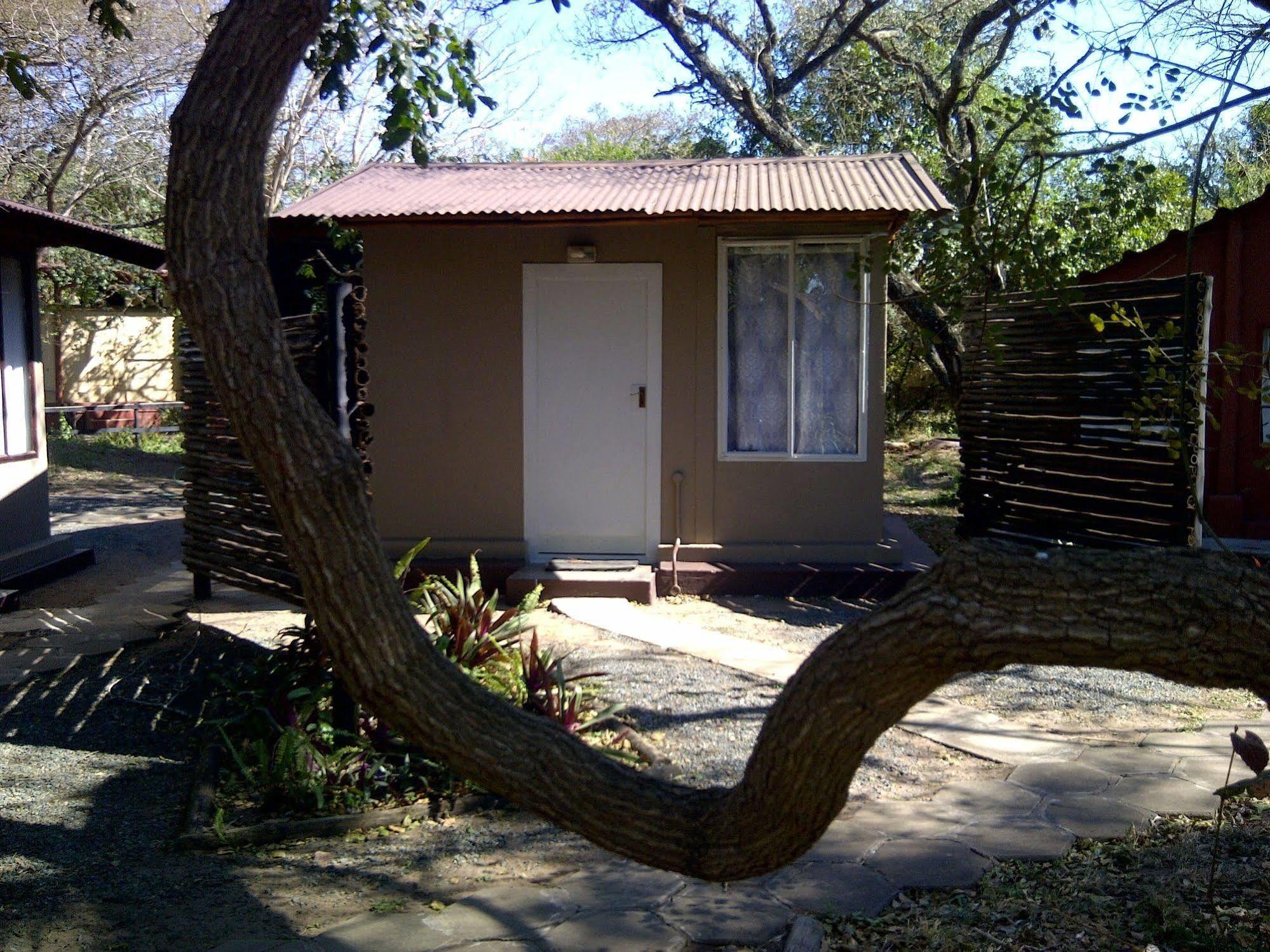 Isinkwe Backpackers Bushcamp Hotel Hluhluwe Exterior photo