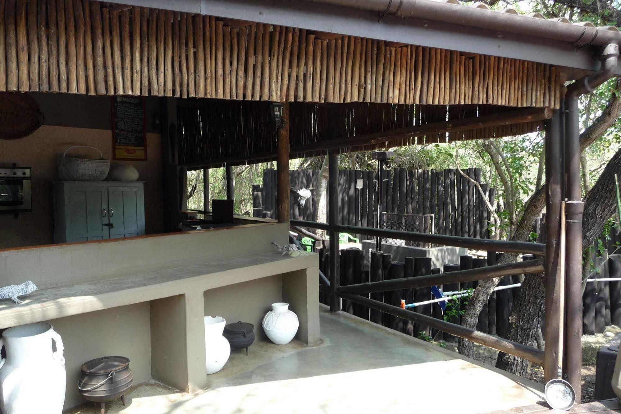 Isinkwe Backpackers Bushcamp Hotel Hluhluwe Exterior photo