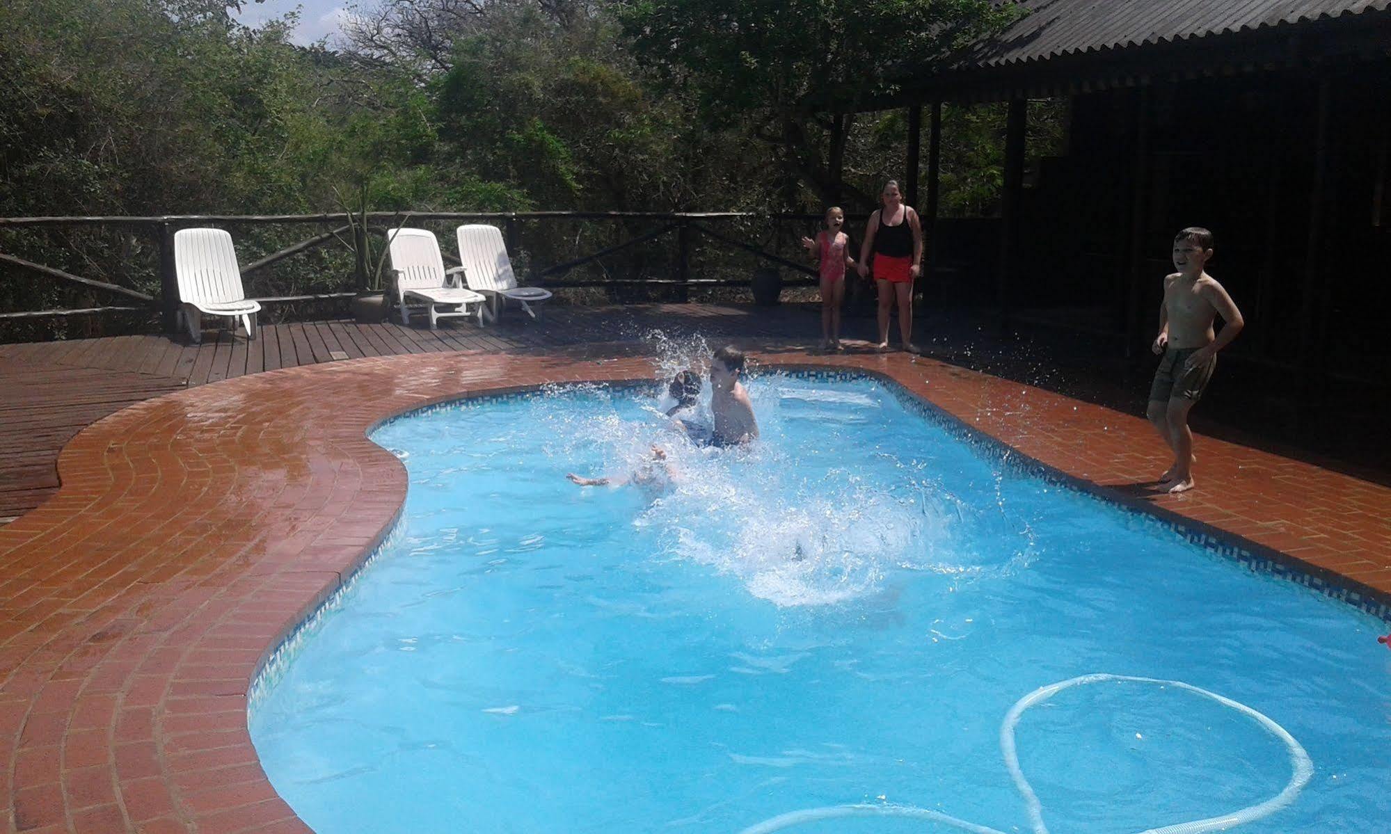 Isinkwe Backpackers Bushcamp Hotel Hluhluwe Exterior photo