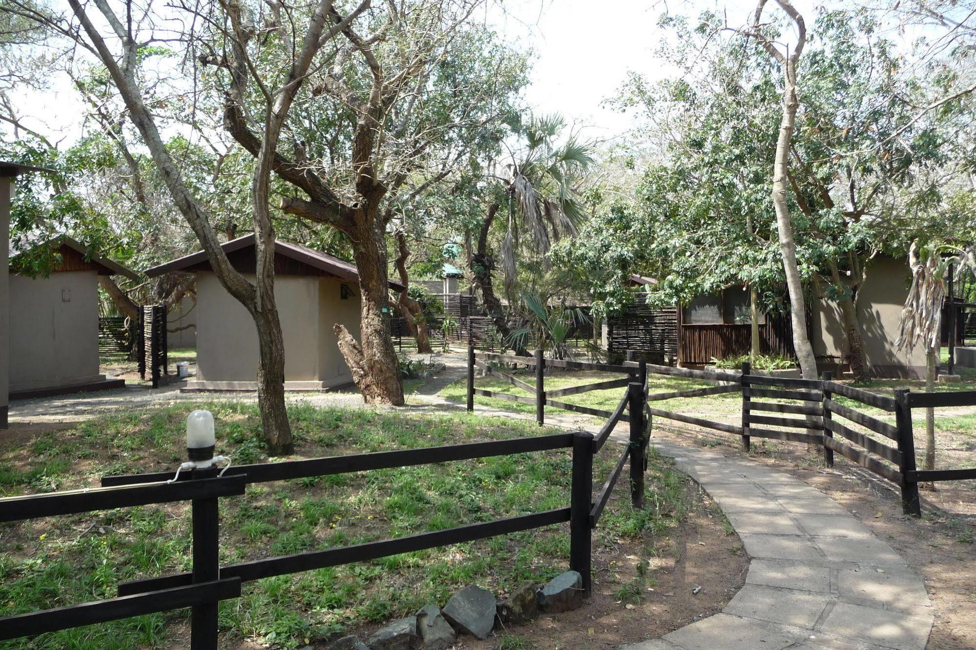 Isinkwe Backpackers Bushcamp Hotel Hluhluwe Exterior photo